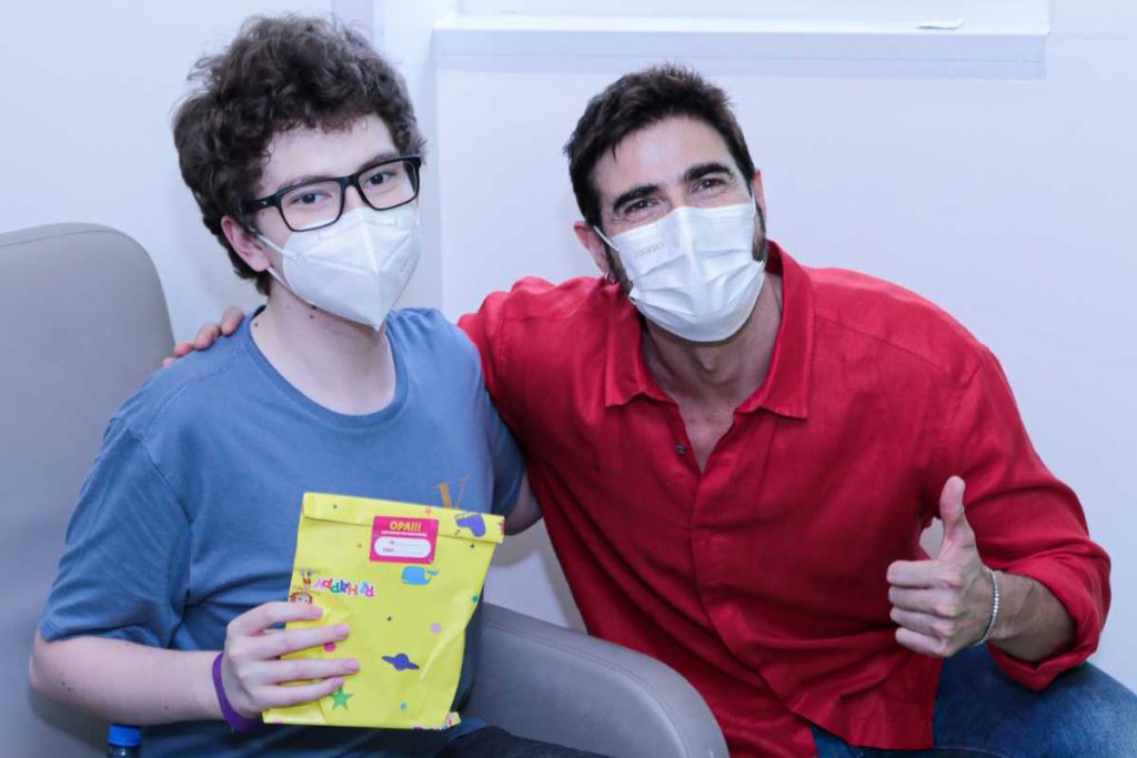Reynaldo Gianecchini visitando crianças com câncer em Natal adiantado