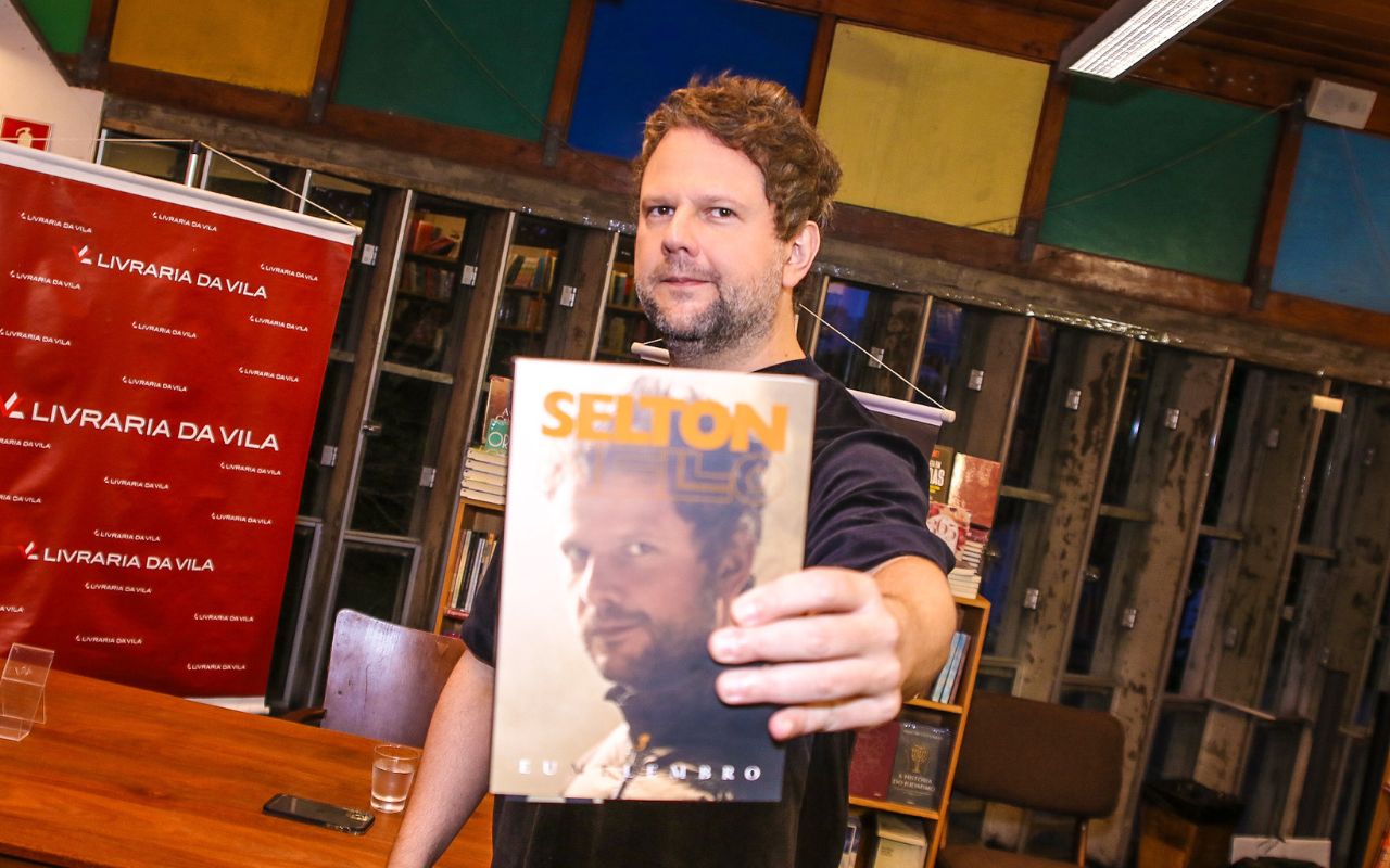 Selton Mello lança autobiografia em São Paulo, prestigiado por amigos
