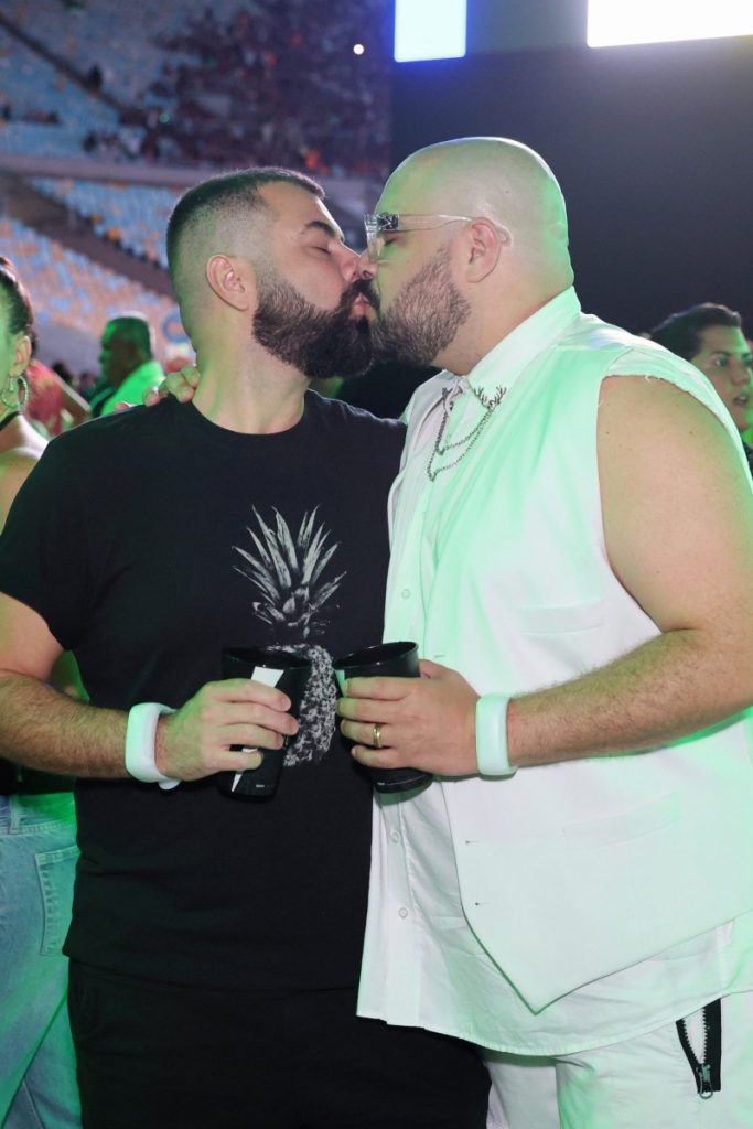 Fernando Poli e Tiago Abravanel beijado na boca 