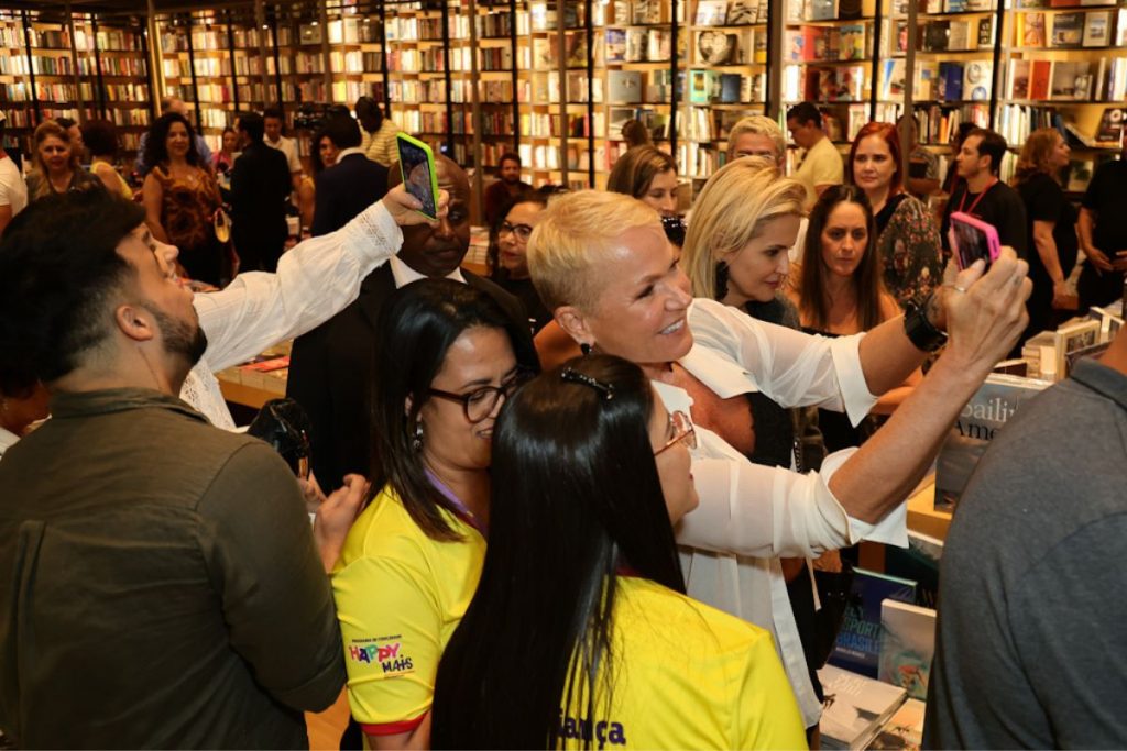 Xuxa tirando selfie com fãs