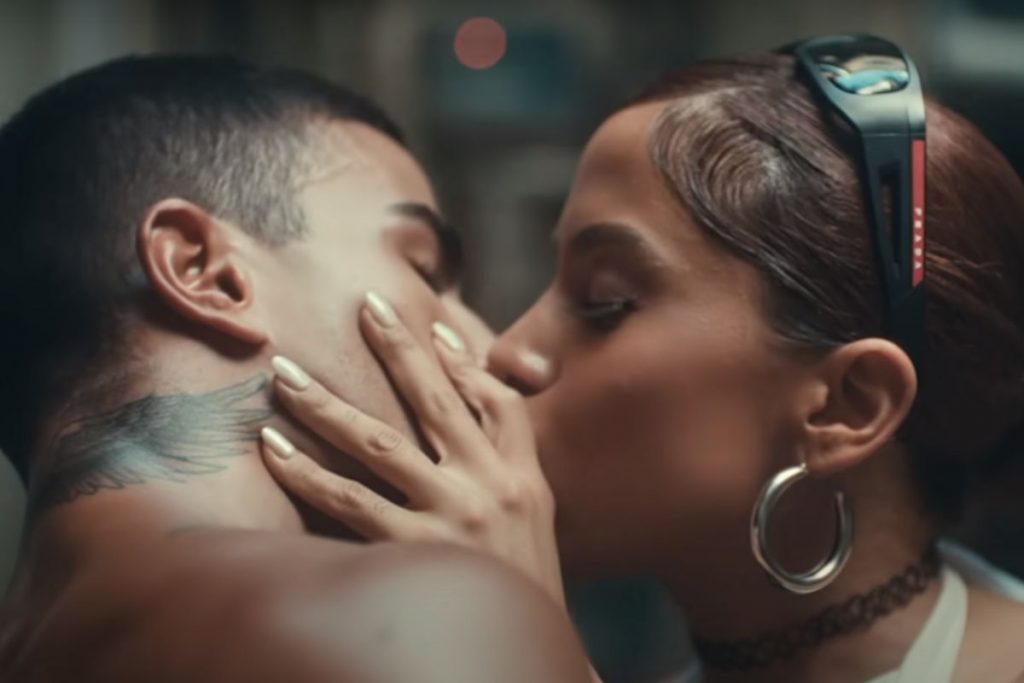 Beijo de Yuri Meirelles e Anitta no clipe de Funk Rave