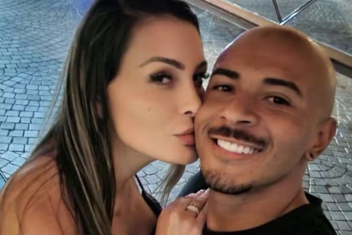 Andressa Urach beija seu novo affair, o ator pornô Lucas Ferraz (Reprodução/Instagram)