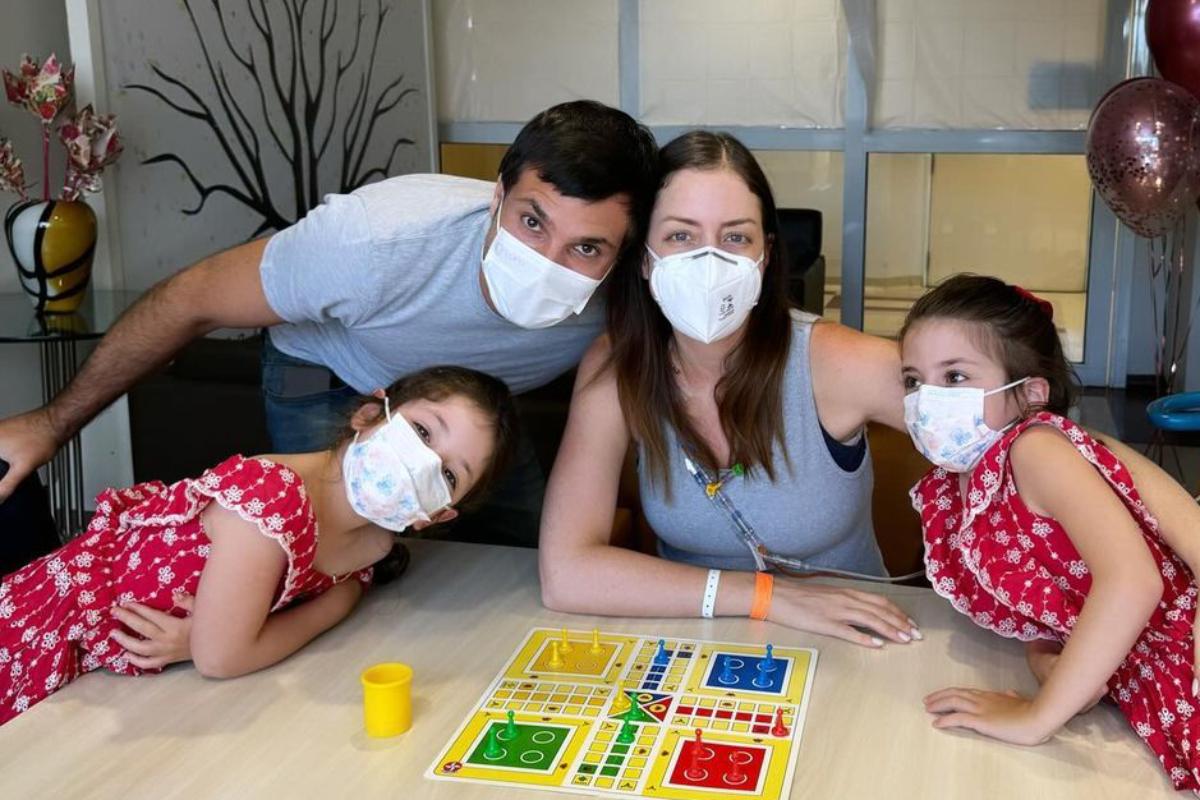 fabiana justus com marido e filhas no hospital tratando da leucemia