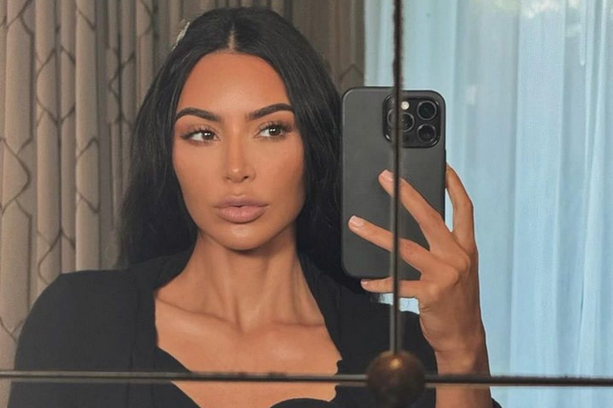 Kim Kardashian faz cara de rica no espelho