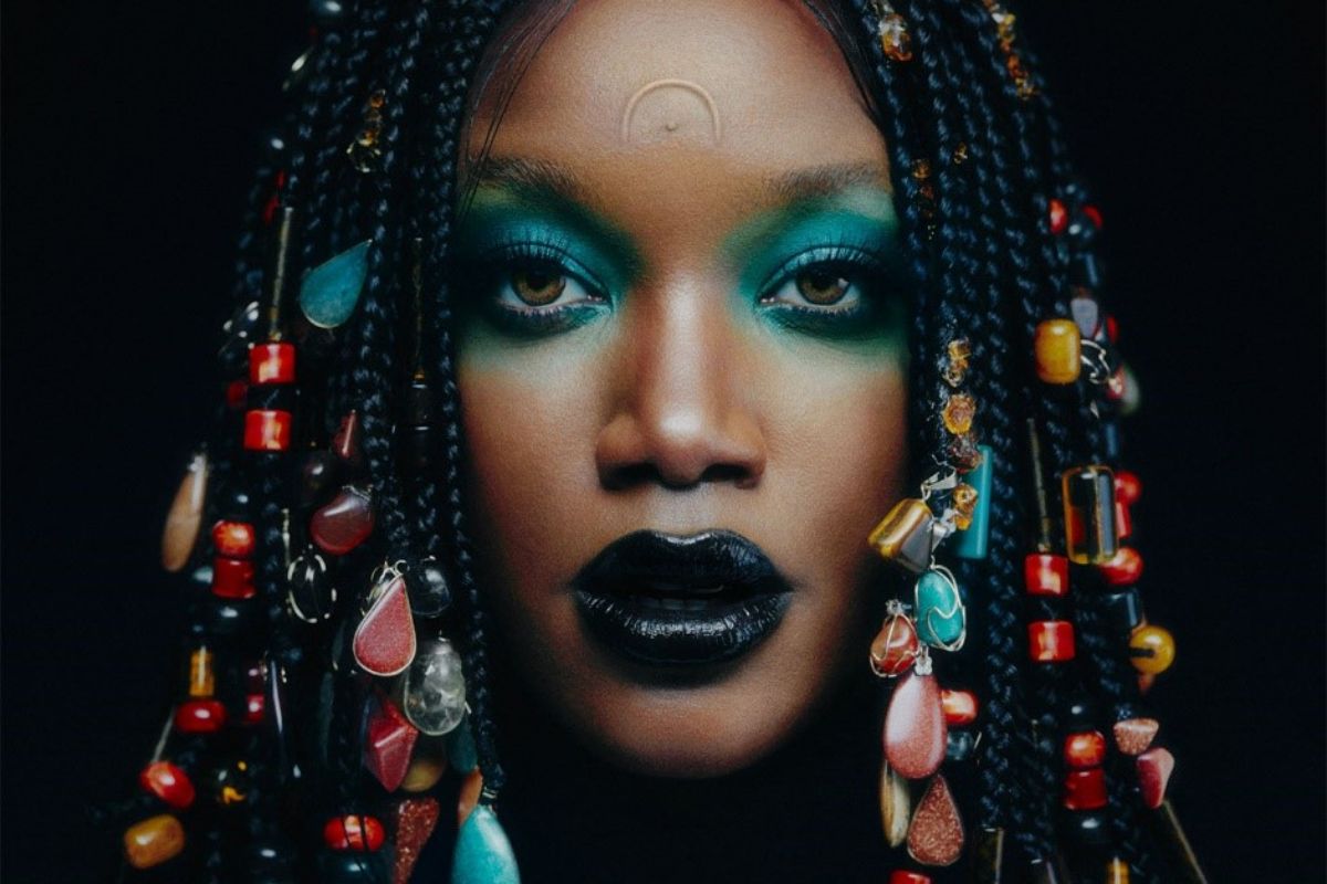 retrato de iza na capa do álbum afrodhit