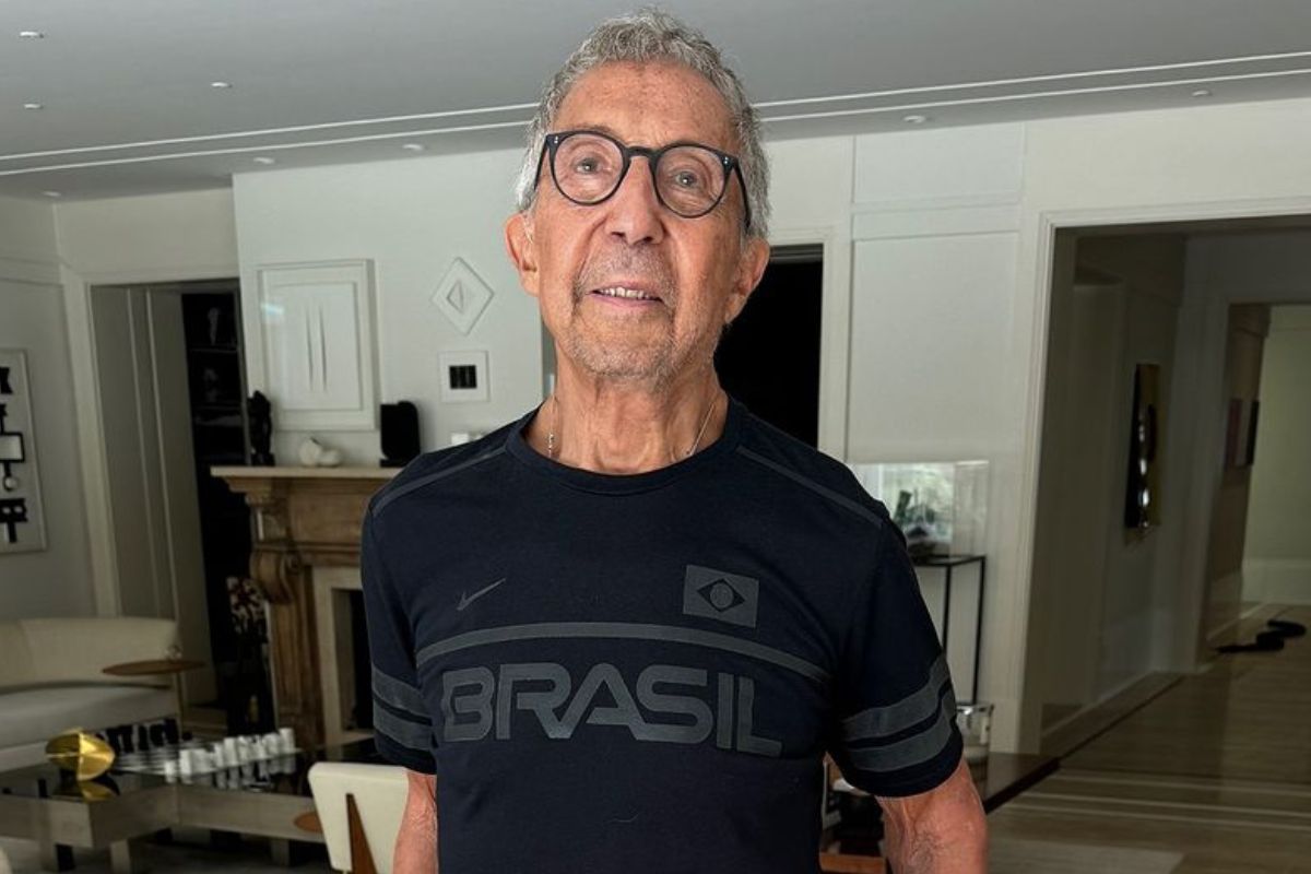 Abílio Diniz com camiseta preta escrito Brasil