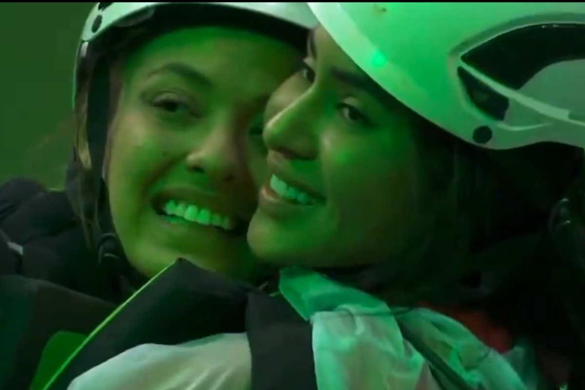 BBB 24 - Beatriz e Isabelle de capacete, sorrindo, abraçadas