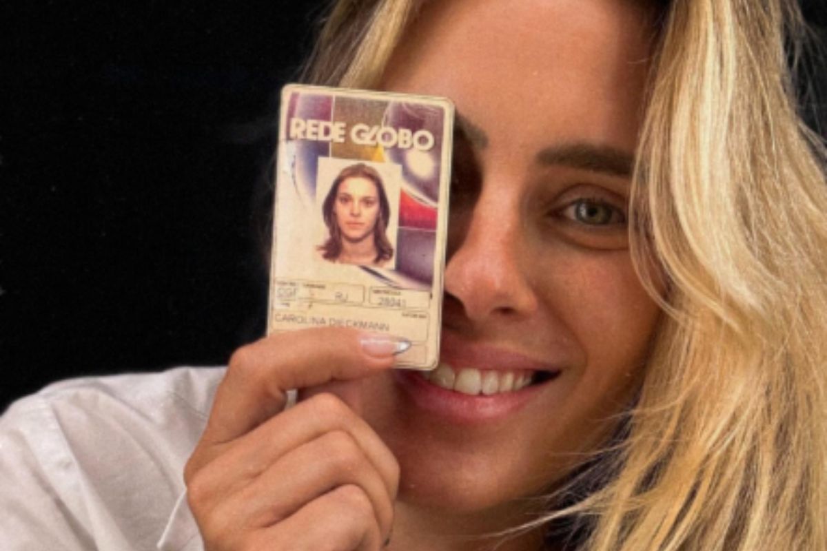 Carolina Dieckmann segura crachá da sua entrada na Globo (Reprodução/Instagram)