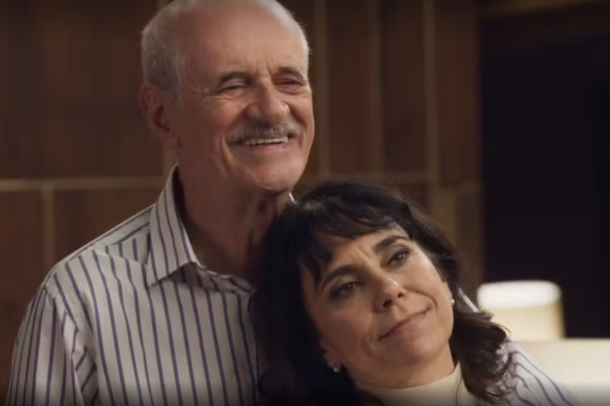 Elas Por Elas - Sérgio (Marcos Caruso) abraçado a Miriam (Paula Cohen)