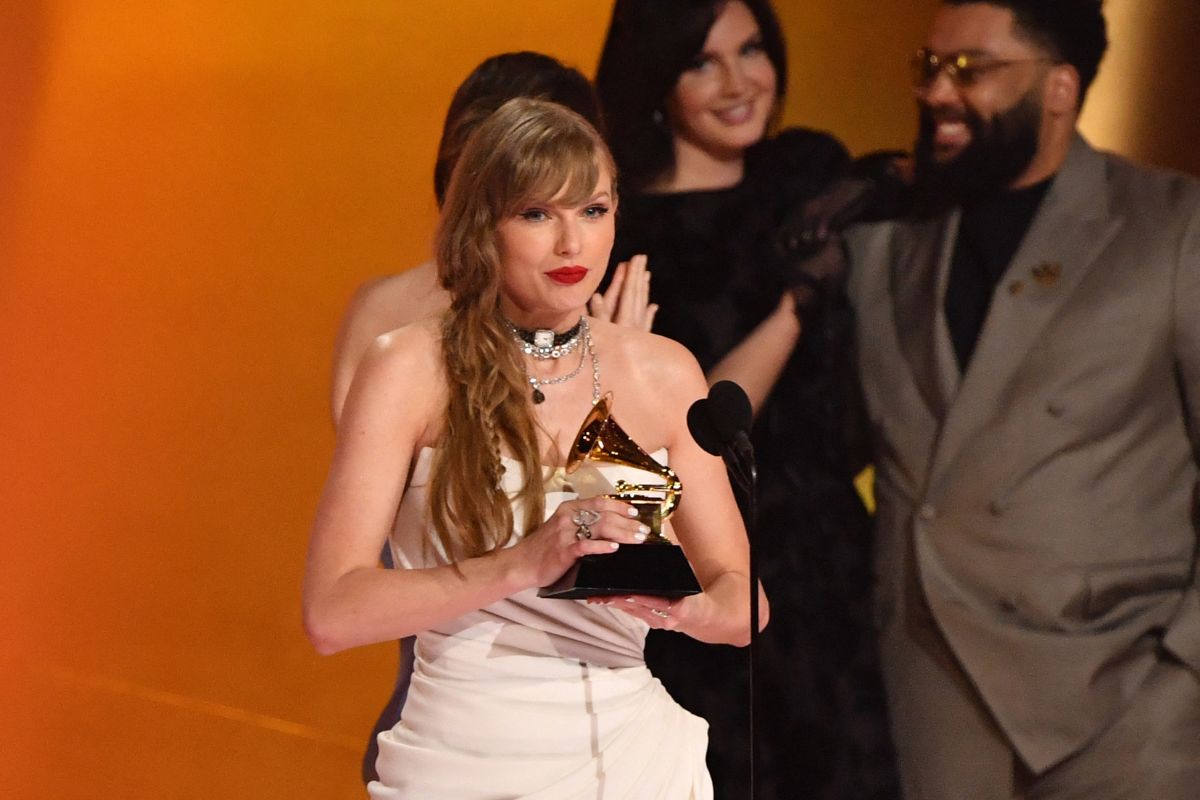 Grammy 2024: Taylor Swift ganha quarto álbum do ano e segua o prêmio emocionada