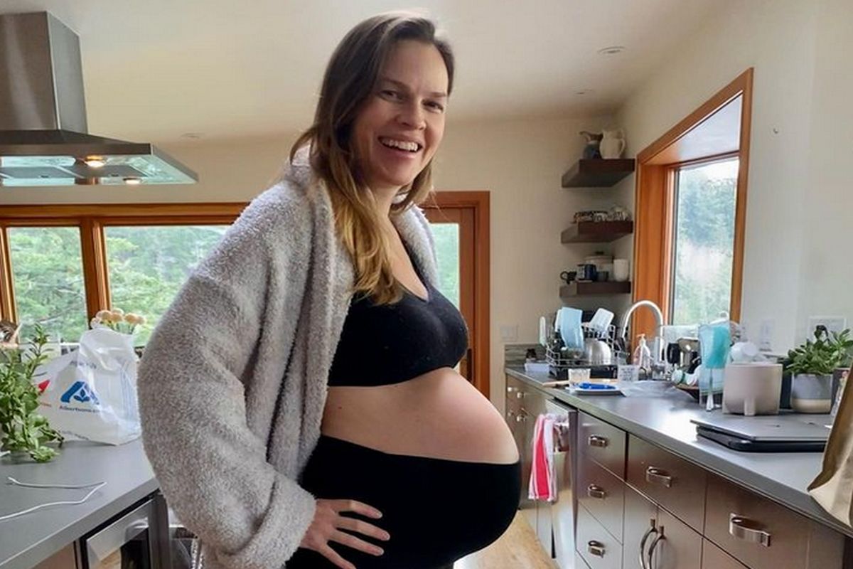 Hilary Swank grávida de gêmeos, no ano passado.