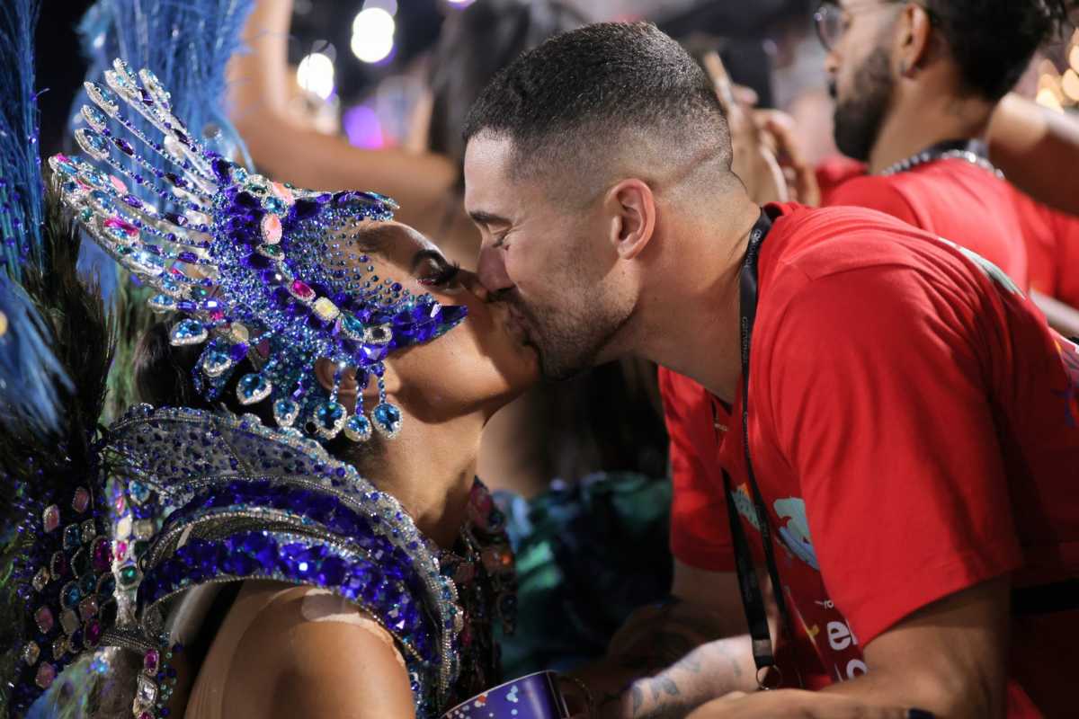 Lexa beijando namorado enquanto desfila Unidos da Tijuca