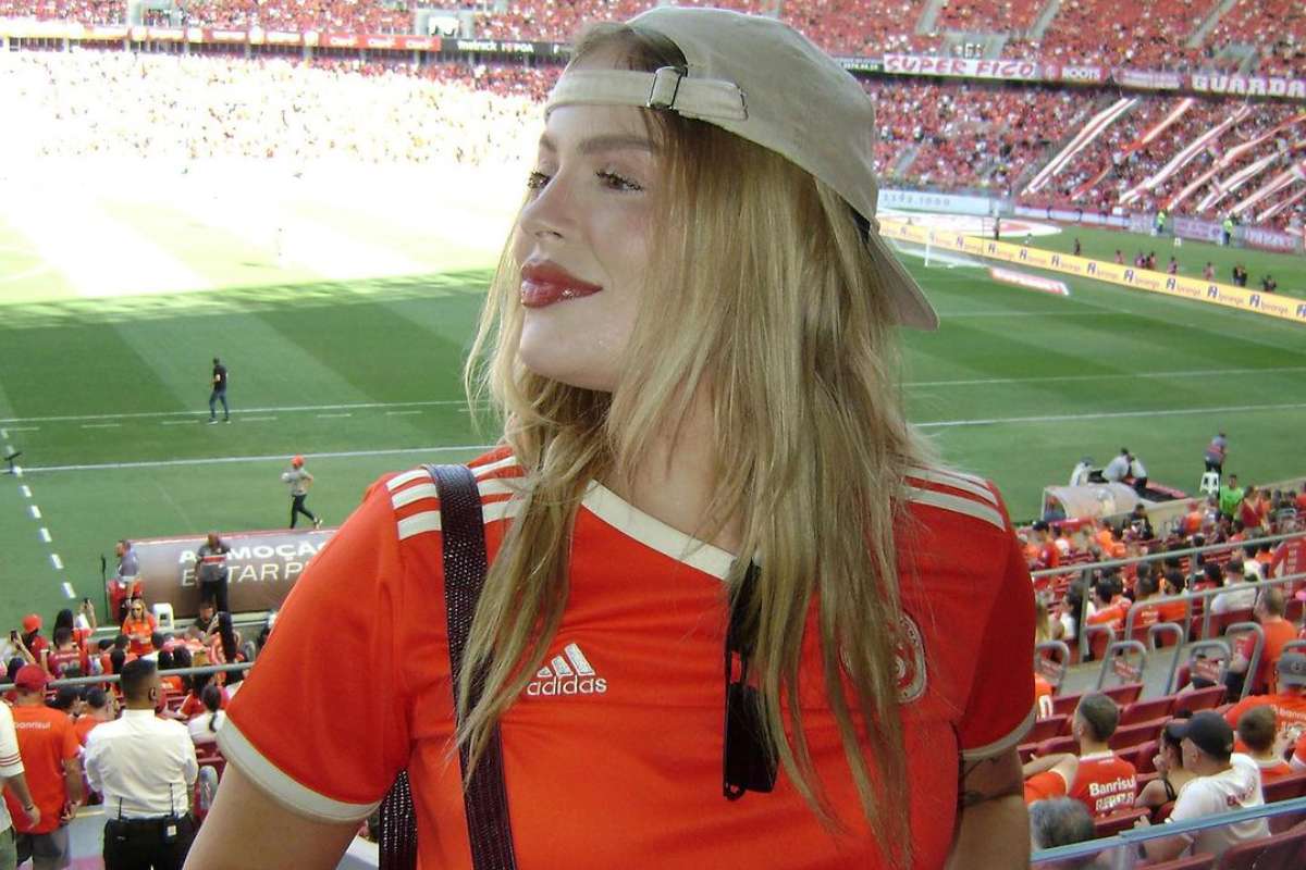 luísa sonza posando no estádio do internacional com camiseta do time