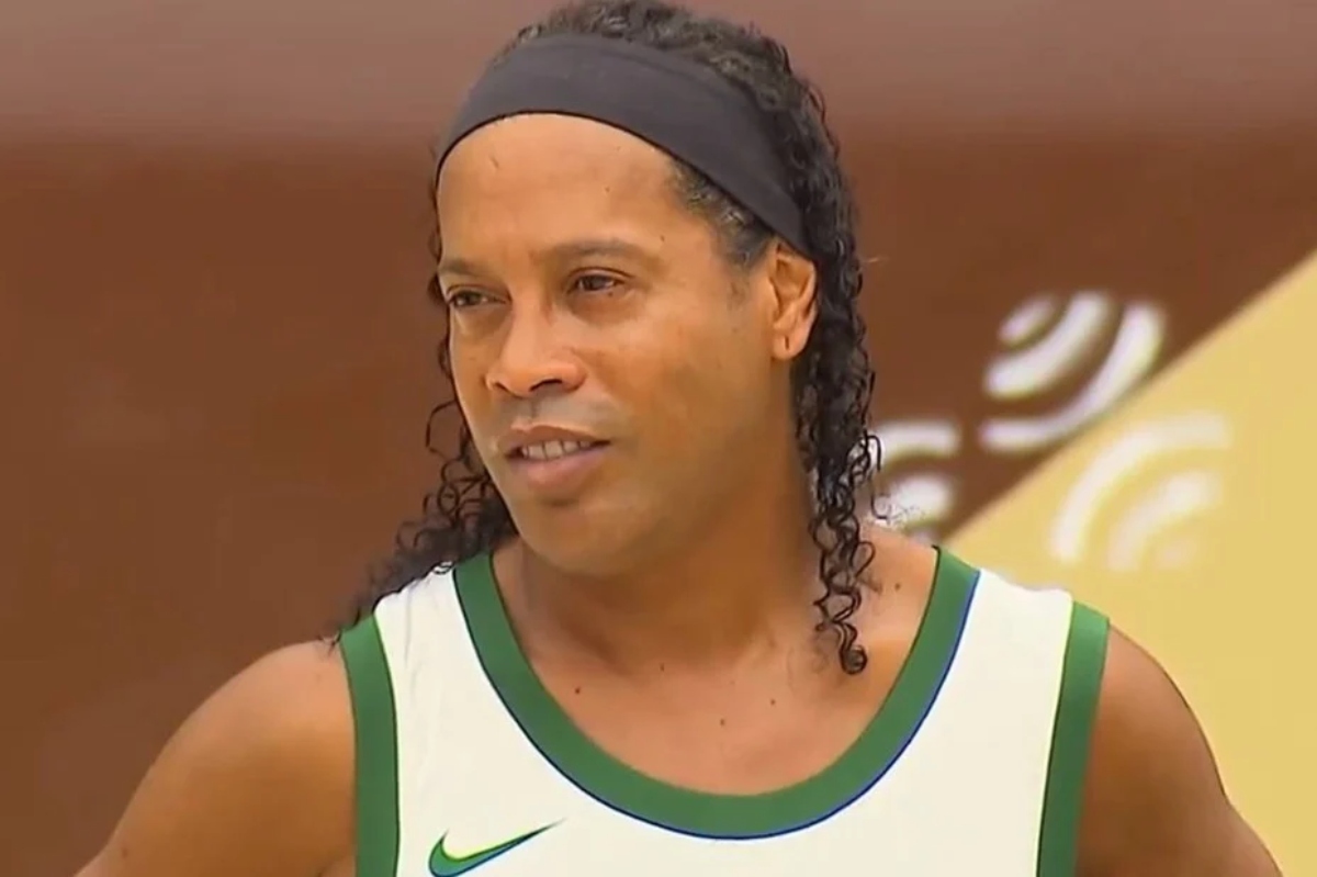 Ronaldinho Gaúcho de camisa de basquete