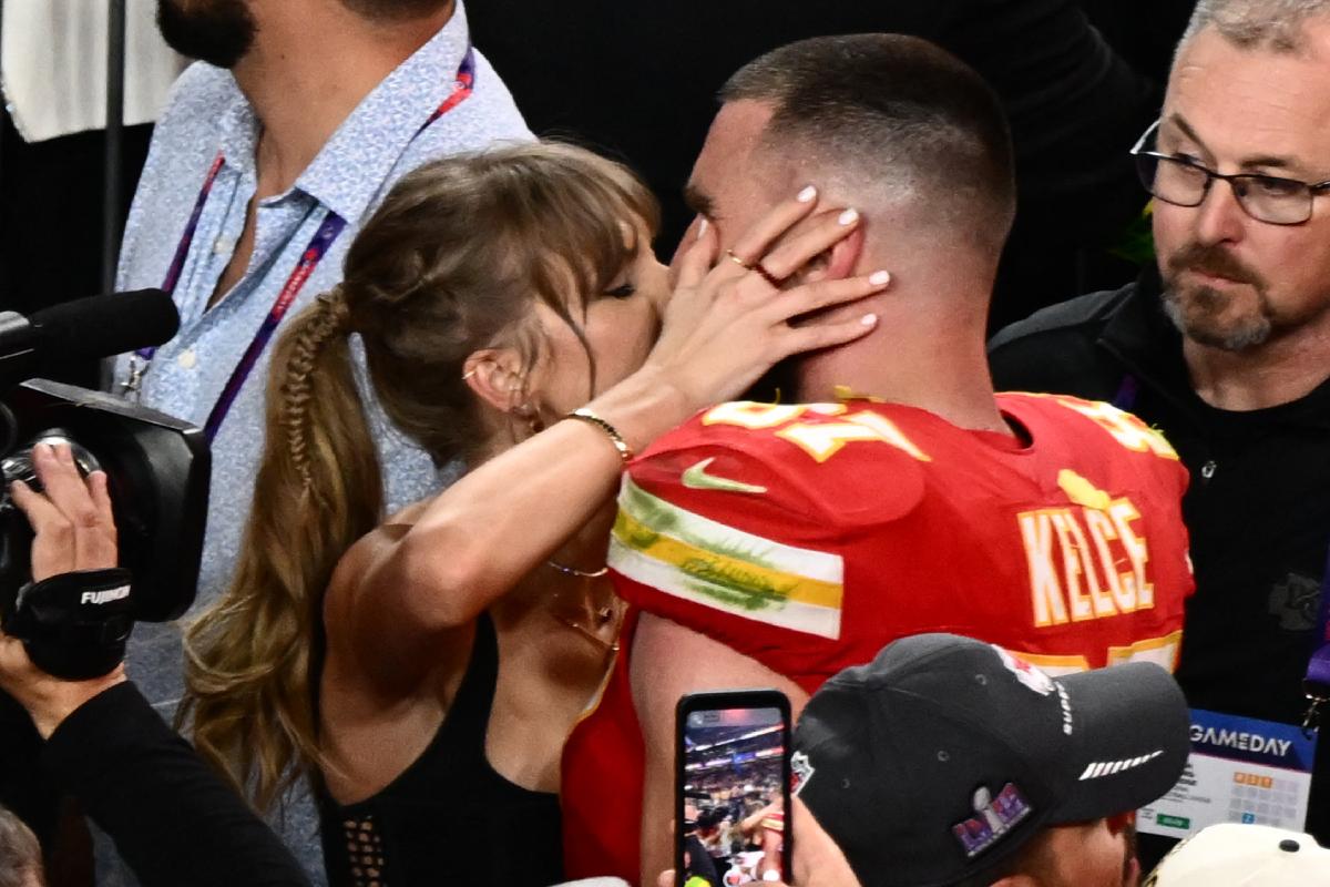 Taylor Swift beijando Travis Kelce após fim do Super Bowl