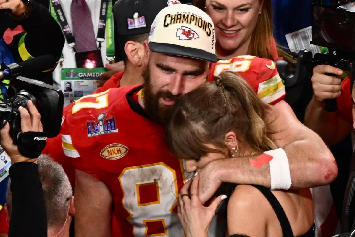 Travis Kelce abraçado com Tyalor Swift após vencer o Super Bowl