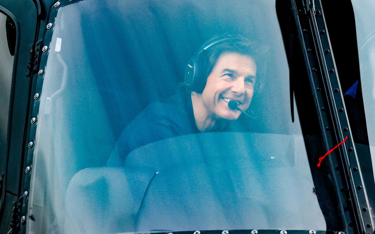 Tom Cruise viaja em seu helicóptero para retomar filmagens de Missão Impossível